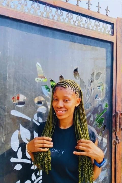 Front view of long olive-toned knotless braids